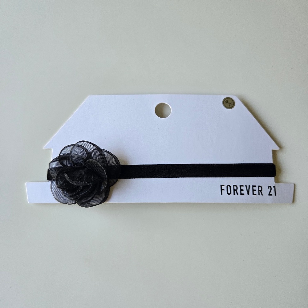 🌺 Forever 21 Black Floral Velvet Choker Necklace